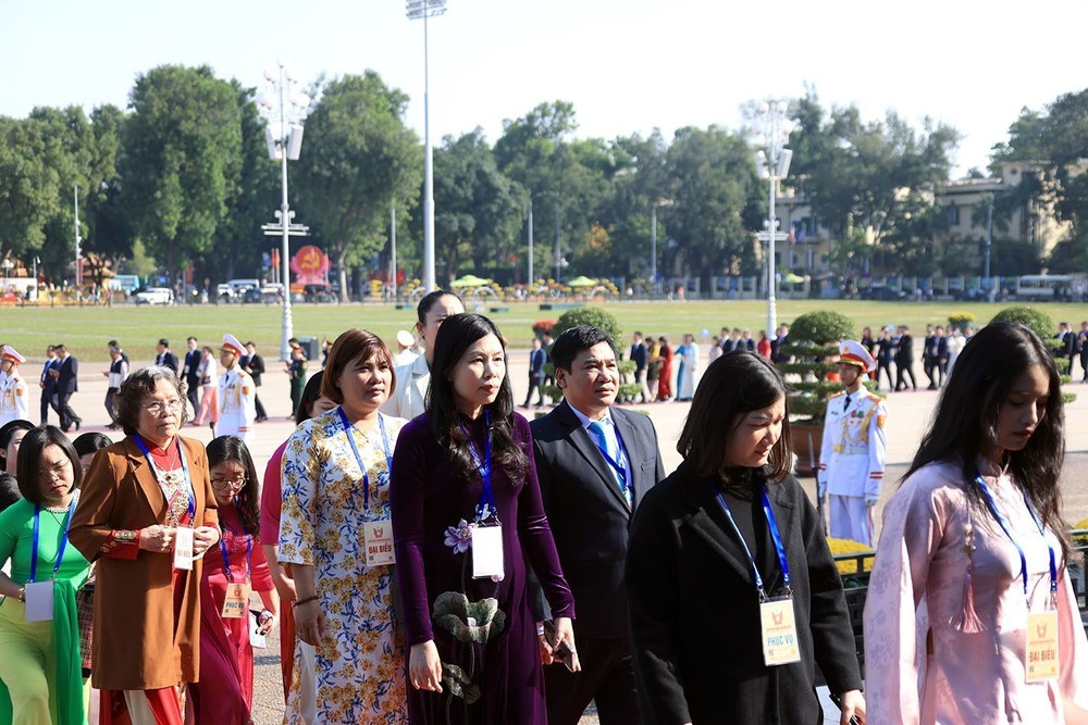 Đoàn đại biểu dự Đại hội Thi đua yêu nước toàn quốc vào Lăng viếng Chủ tịch Hồ Chí Minh - Ảnh 5.