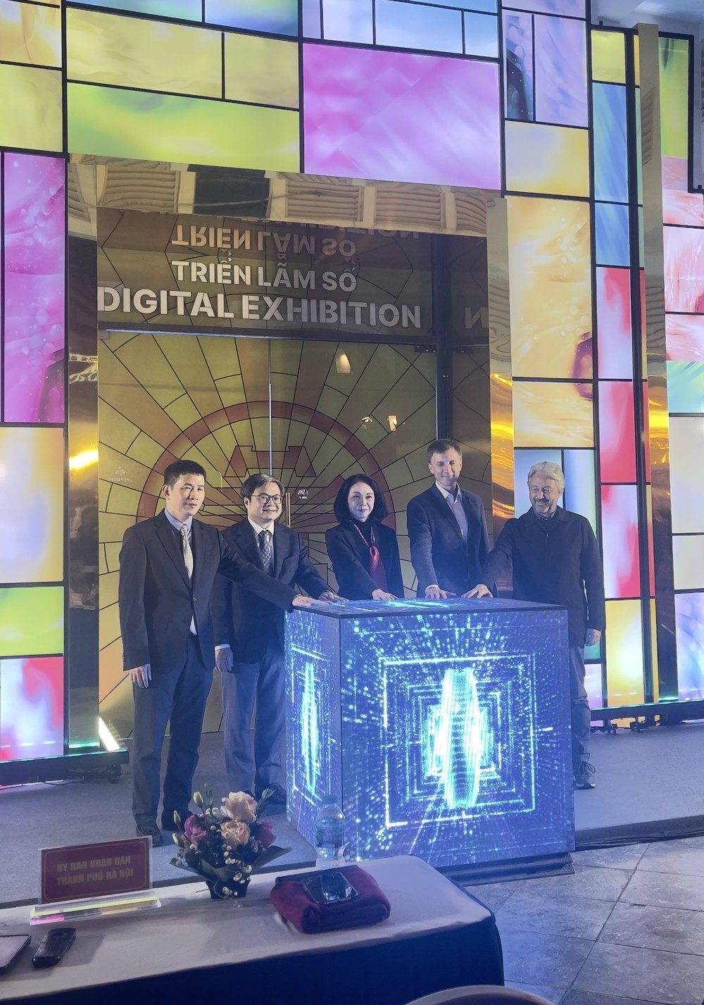 Khai mạc không gian triển lãm “Hà Nội rạng rỡ - Ánh sáng & Di sản” - Ảnh 1.