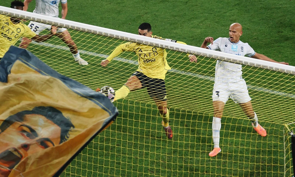 Ronaldo Lập Cú Đúp Để Tiến Sát Mốc 1000 Bàn, Được Ca Ngợi Là Chân Sút Vĩ Đại Nhất Lịch Sử - Ảnh 1.