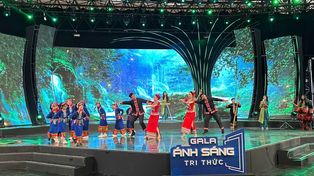 Gala “Ánh sáng tri thức 2025” với chủ đề “Tự hào hai tiếng Việt Nam” - Ảnh 1.