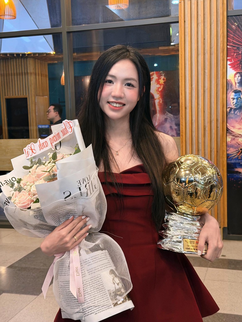 Hotgirl bóng đá Việt Nam Trần Thị Duyên khiến CĐM ngưỡng mộ vì nhan sắc khi đứng cạnh Quả bóng vàng Việt Nam 2025 - Ảnh 4.