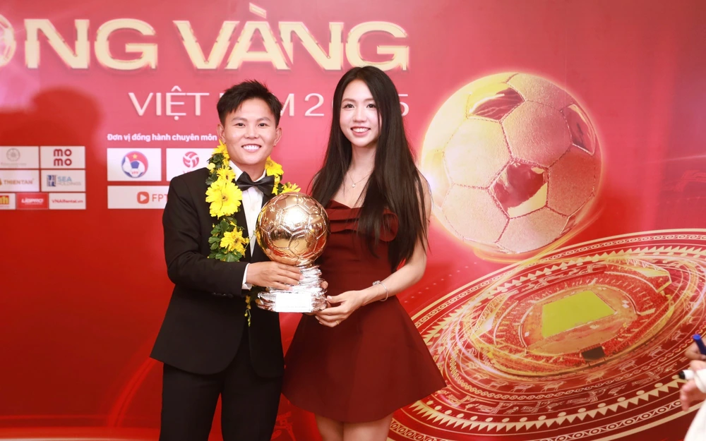 Hotgirl bóng đá Việt Nam Trần Thị Duyên khiến CĐM ngưỡng mộ vì nhan sắc khi đứng cạnh Quả bóng vàng Việt Nam 2025 - Ảnh 2.