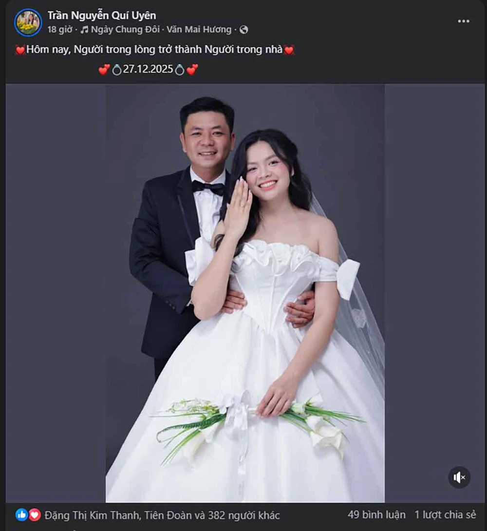 Cây chuyền 2 Việt Nam kết hôn ở tuổi 24 sau khi vô địch, được dàn tuyển thủ bóng chuyền tới chúc mừng - Ảnh 1.