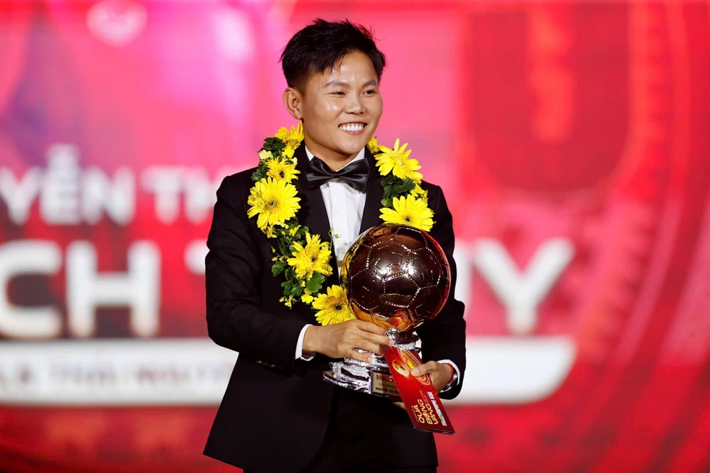 Hotgirl bóng đá Việt Nam Trần Thị Duyên khiến CĐM ngưỡng mộ vì nhan sắc khi đứng cạnh Quả bóng vàng Việt Nam 2025 - Ảnh 1.