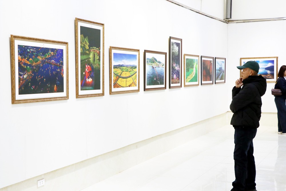 Triển lãm ảnh "Việt Nam - Đất nước, con người" - Ảnh 1.