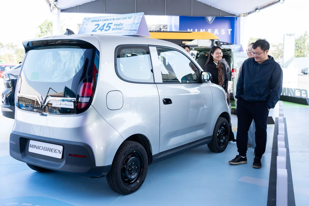 Lái thử VinFast Minio Green tại Vietnam Mobility Show 2025, nhiều khách muốn "chốt" mua xe ngay - Ảnh 1.