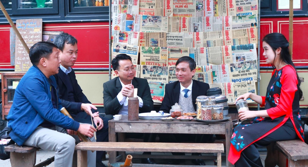 Hà Nội ra mắt tour du lịch trải nghiệm 'Chạm miền ký ức' tại Đảo Ngọc - Trúc Bạch. - Ảnh 4.