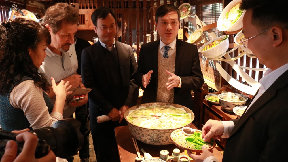 Hà Nội ra mắt tour du lịch trải nghiệm 'Chạm miền ký ức' tại Đảo Ngọc - Trúc Bạch. - Ảnh 5.