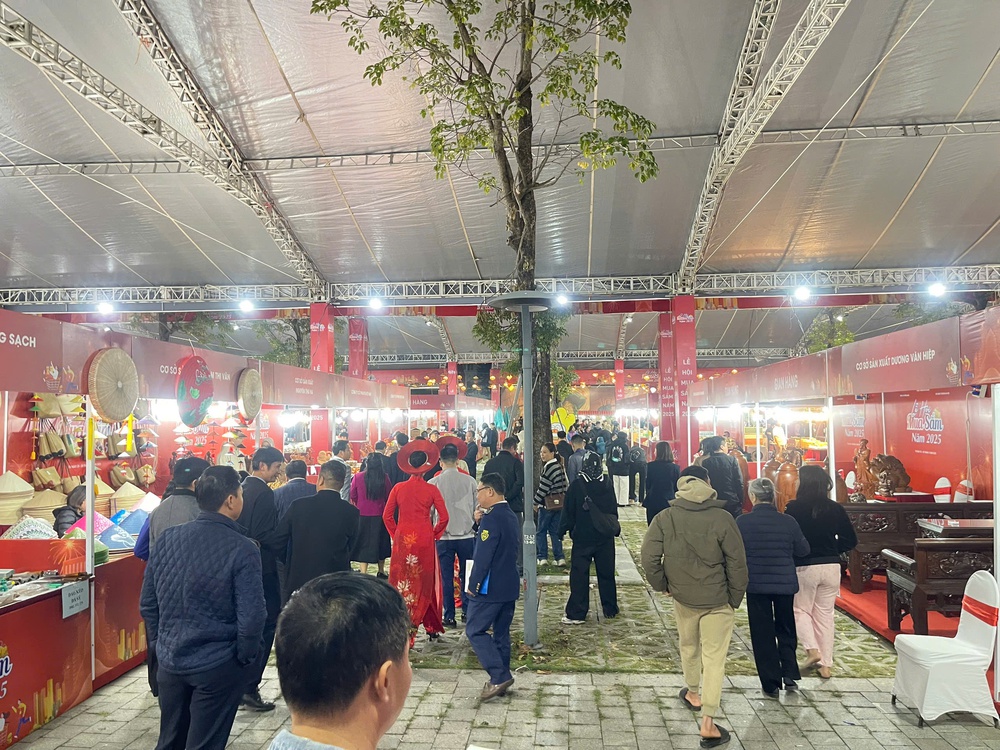 Hàng ngàn du khách tham quan, trải nghiệm "Lễ hội mua sắm năm 2025" tại Hà Nội - Ảnh 2.