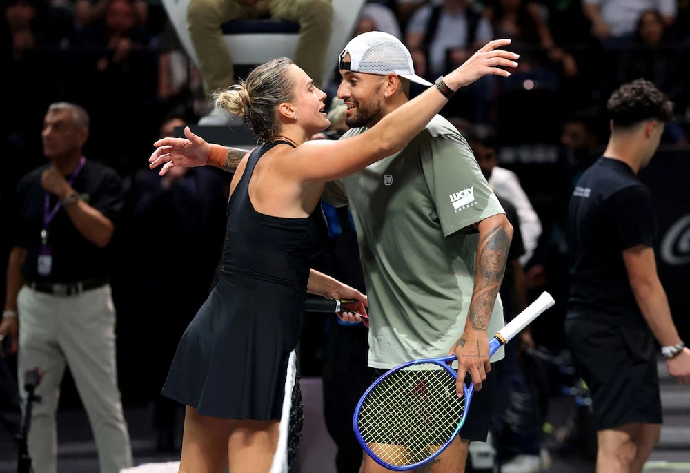 Nick Kyrgios thắng Aryna Sabalenka đầy tranh cãi: Nhà đài xin lỗi vì sự cố, khán giả phản ứng dữ dội với luật kỳ lạ - Ảnh 1. Nick Kyrgios thắng Aryna Sabalenka đầy tranh cãi: Nhà đài xin lỗi vì sự cố, khán giả phản ứng dữ dội với luật kỳ lạ - Ảnh 1.