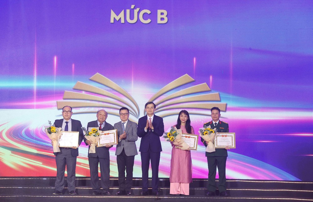 Trao thưởng các tác phẩm lý luận, phê bình văn học, nghệ thuật chất lượng cao xuất bản năm 2024 - Ảnh 2.