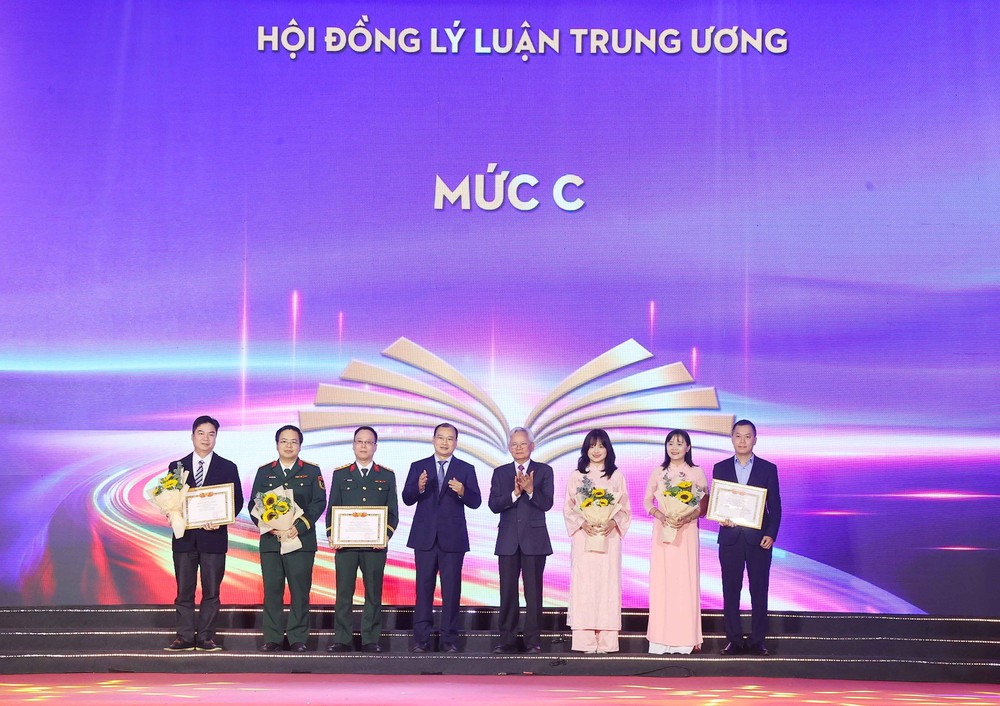 Trao thưởng các tác phẩm lý luận, phê bình văn học, nghệ thuật chất lượng cao xuất bản năm 2024 - Ảnh 3.