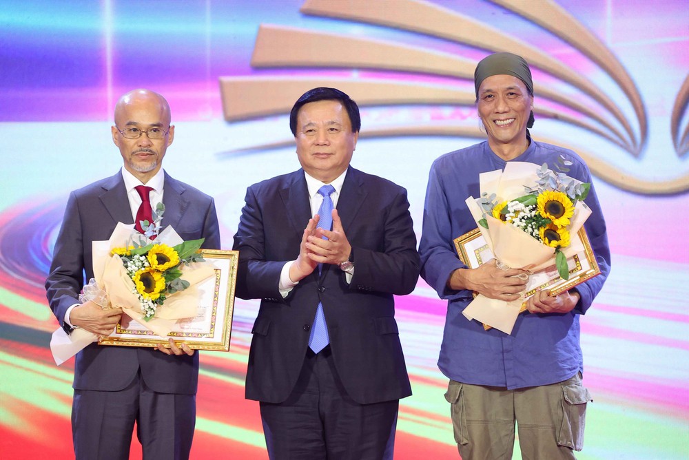 Trao thưởng các tác phẩm lý luận, phê bình văn học, nghệ thuật chất lượng cao xuất bản năm 2024 - Ảnh 1.