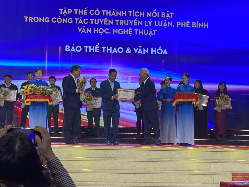 Báo Thể thao và Văn hóa nhận khen tặng của Hội đồng Lý luận Trung ương - Ảnh 2.