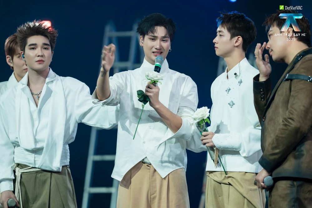 Nhìn lại những khoảnh khắc lắng đọng của &quot;Anh Trai Say Hi 2025&quot; - Ảnh 4.