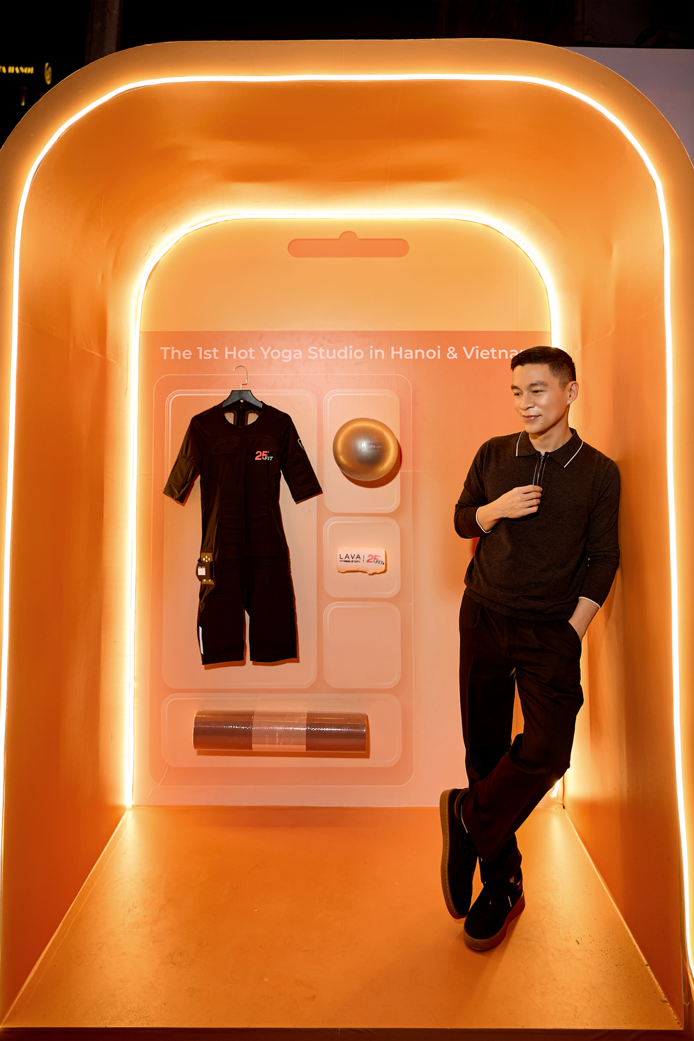 Stylist Hoàng Ku, NTK Adrian Anh Tuấn dẫn đầu xu hướng yoga mới - Ảnh 2.