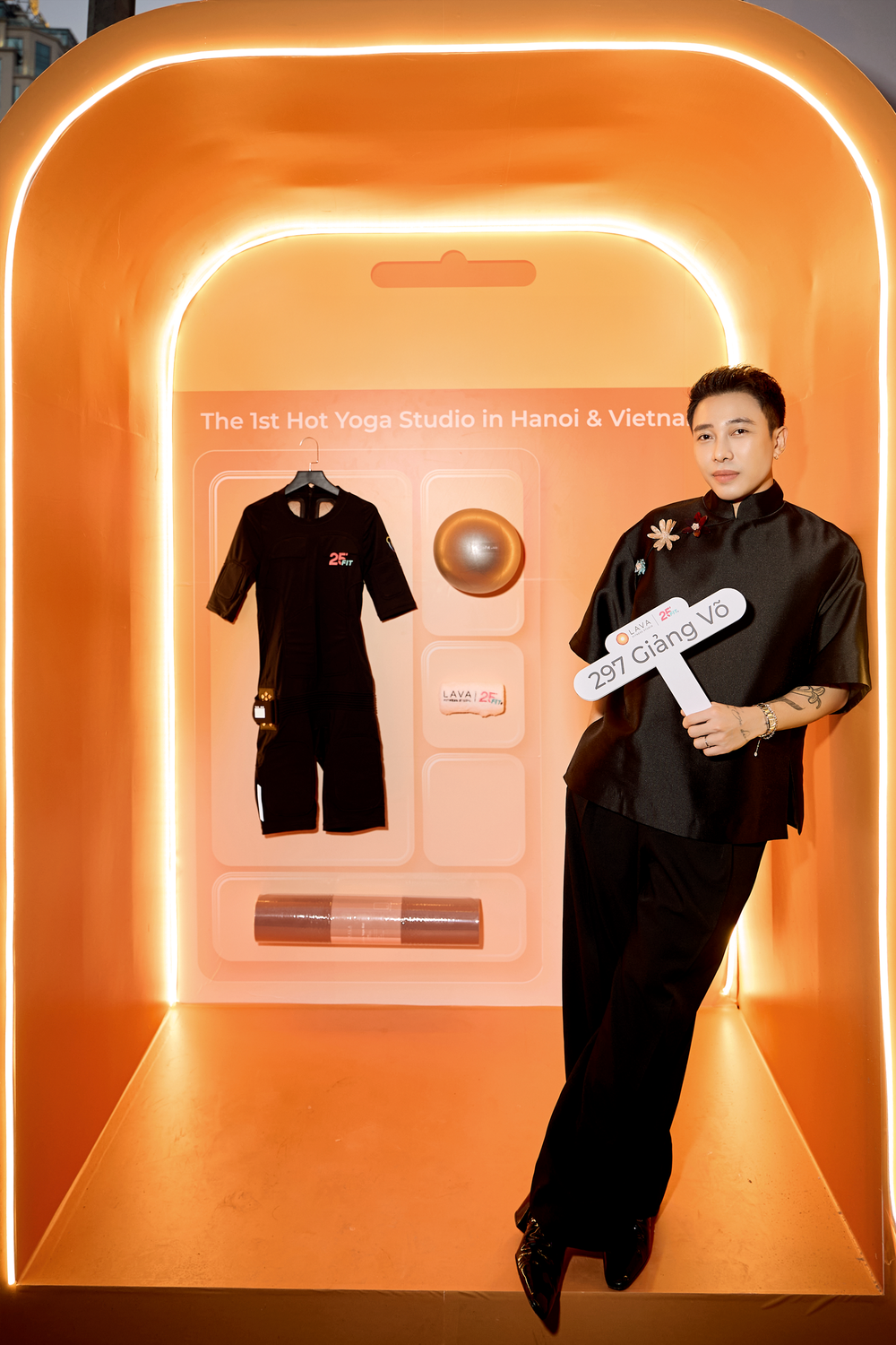 Stylist Hoàng Ku, NTK Adrian Anh Tuấn dẫn đầu xu hướng yoga mới - Ảnh 3.