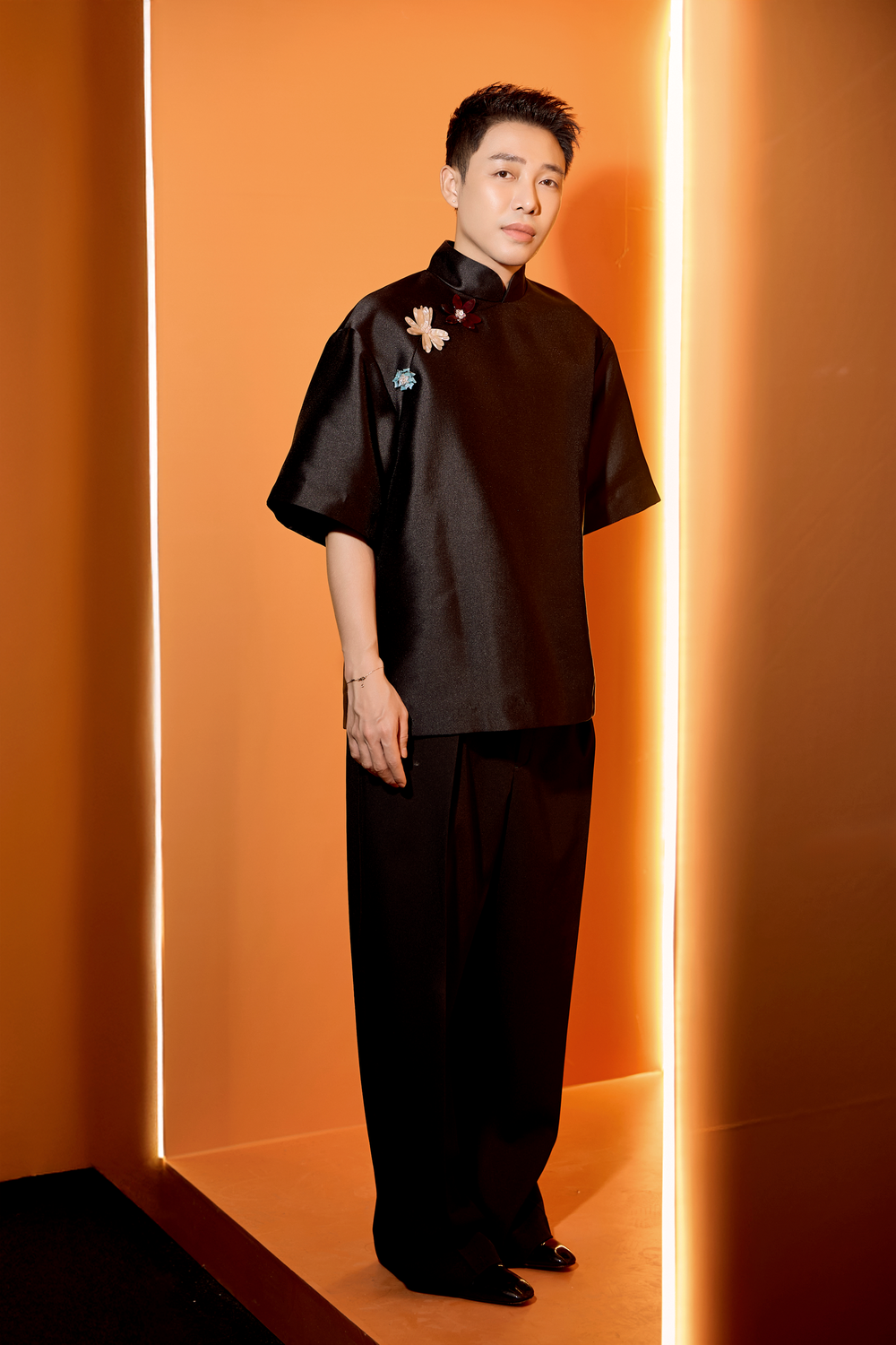 Stylist Hoàng Ku, NTK Adrian Anh Tuấn dẫn đầu xu hướng yoga mới - Ảnh 1.