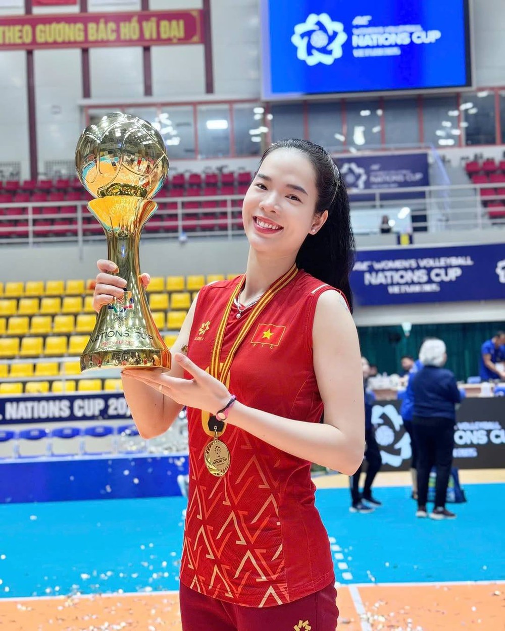 Nhan sắc phụ công bóng chuyền xinh đẹp sẽ cầm cờ cho Đoàn Thể thao Việt Nam tại SEA Games 2025 - Ảnh 3. Nhan sắc phụ công bóng chuyền xinh đẹp sẽ cầm cờ cho Đoàn Thể thao Việt Nam tại SEA Games 2025 - Ảnh 3.