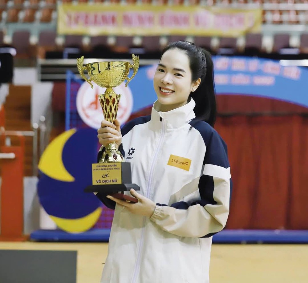 Nhan sắc phụ công bóng chuyền xinh đẹp sẽ cầm cờ cho Đoàn Thể thao Việt Nam tại SEA Games 2025 - Ảnh 4. Nhan sắc phụ công bóng chuyền xinh đẹp sẽ cầm cờ cho Đoàn Thể thao Việt Nam tại SEA Games 2025 - Ảnh 4.