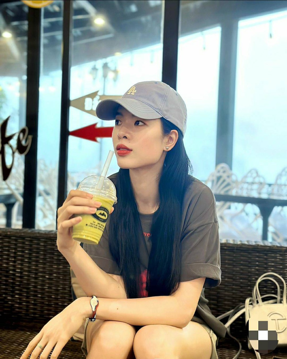 Nhan sắc phụ công bóng chuyền xinh đẹp sẽ cầm cờ cho Đoàn Thể thao Việt Nam tại SEA Games 2025 - Ảnh 6. Nhan sắc phụ công bóng chuyền xinh đẹp sẽ cầm cờ cho Đoàn Thể thao Việt Nam tại SEA Games 2025 - Ảnh 6.