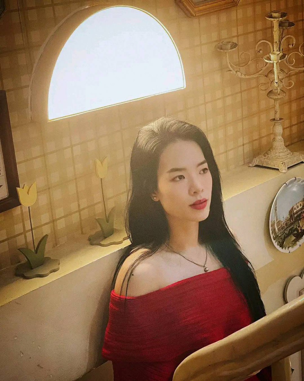 Nhan sắc phụ công bóng chuyền xinh đẹp sẽ cầm cờ cho Đoàn Thể thao Việt Nam tại SEA Games 2025 - Ảnh 7. Nhan sắc phụ công bóng chuyền xinh đẹp sẽ cầm cờ cho Đoàn Thể thao Việt Nam tại SEA Games 2025 - Ảnh 7.