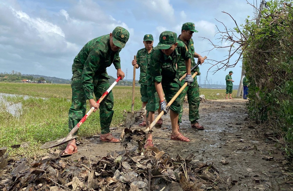 Quân đội sẵn sàng phương án "4 tại chỗ" ứng phó với mưa lũ khu vực miền Trung - Ảnh 1. Quân đội sẵn sàng phương án "4 tại chỗ" ứng phó với mưa lũ khu vực miền Trung - Ảnh 1.