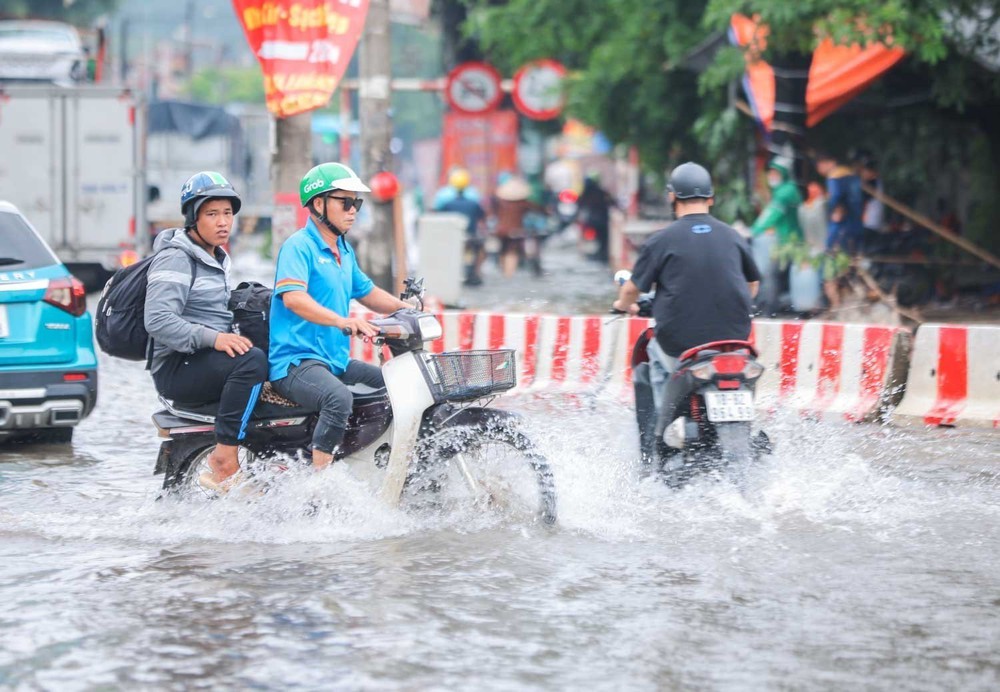 Thích ứng thiên tai "vượt quy luật" - Bài 3: Ngập úng đô thị: Hạ tầng "đuối sức" - Ảnh 3. Thích ứng thiên tai "vượt quy luật" - Bài 3: Ngập úng đô thị: Hạ tầng "đuối sức" - Ảnh 3.