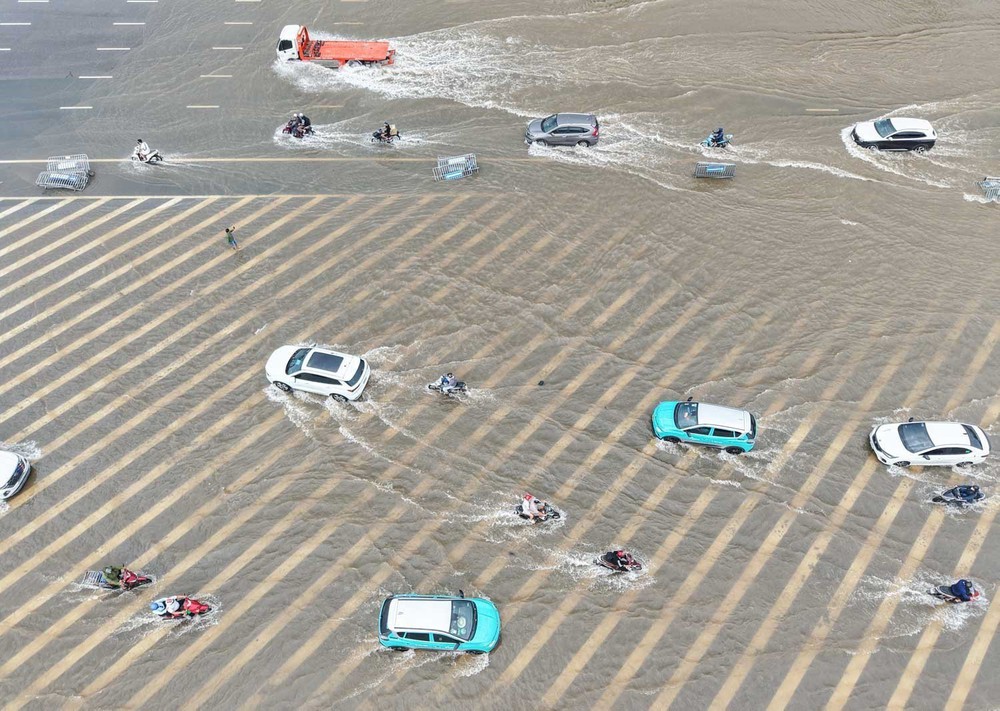 Thích ứng thiên tai "vượt quy luật" - Bài 3: Ngập úng đô thị: Hạ tầng "đuối sức" - Ảnh 2. Thích ứng thiên tai "vượt quy luật" - Bài 3: Ngập úng đô thị: Hạ tầng "đuối sức" - Ảnh 2.