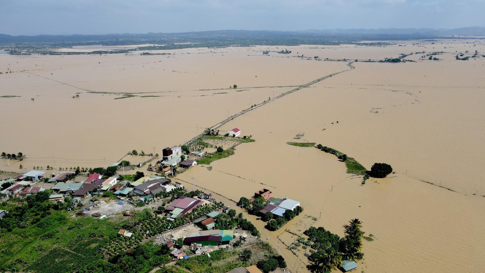 Đưa hoạt động của đời sống trở lại bình thường sau mưa lũ - Ảnh 3. Đưa hoạt động của đời sống trở lại bình thường sau mưa lũ - Ảnh 3.