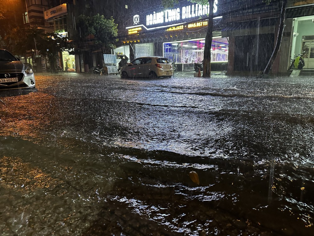 Thích ứng thiên tai "vượt quy luật" - Bài 2: Đà Nẵng cấp bách chống ngập úng, sạt lở đất - Ảnh 1. Thích ứng thiên tai "vượt quy luật" - Bài 2: Đà Nẵng cấp bách chống ngập úng, sạt lở đất - Ảnh 1.