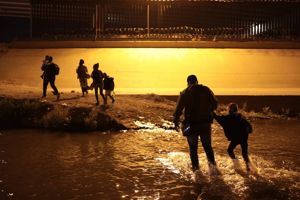 Mỹ tạm dừng toàn bộ hồ sơ xin nhập cư của công dân 19 quốc gia - Ảnh 1.