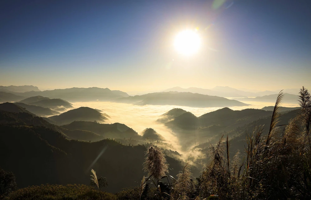 Bình minh giữa biển mây trên đèo Keo Lôm (Điện Biên) - Ảnh 7.