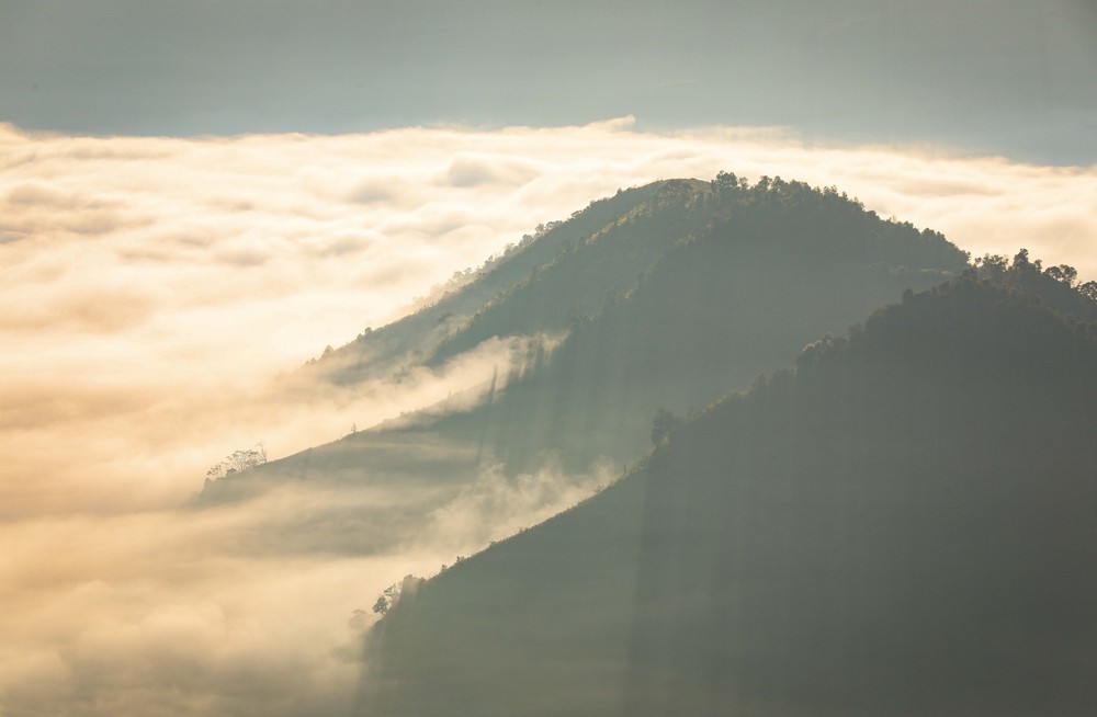 Bình minh giữa biển mây trên đèo Keo Lôm (Điện Biên) - Ảnh 10.