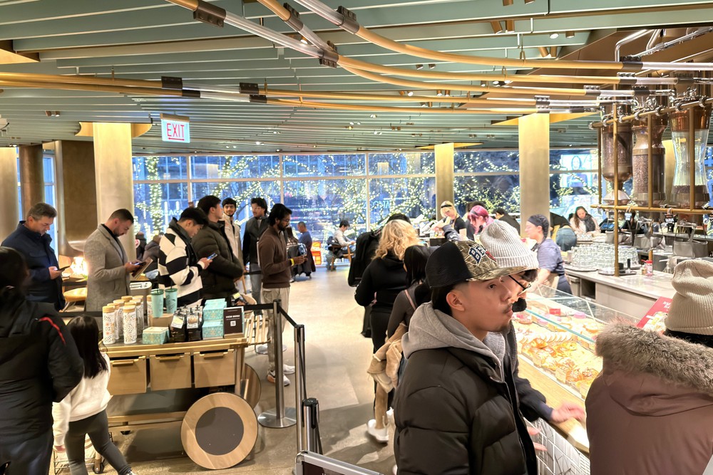 Quán Starbucks lớn nhất thế giới đông khách trong dịp Lễ Tạ ơn - Ảnh 3.