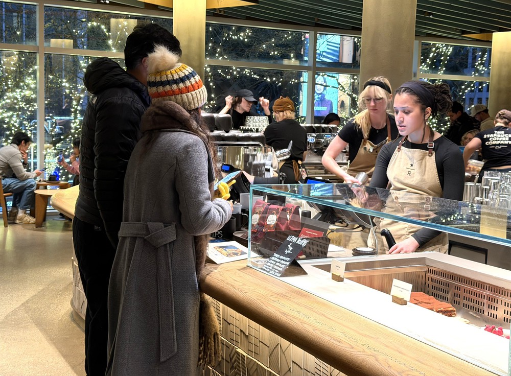 Quán Starbucks lớn nhất thế giới đông khách trong dịp Lễ Tạ ơn - Ảnh 2.