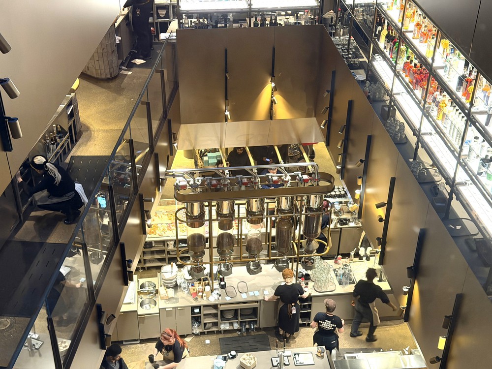 Quán Starbucks lớn nhất thế giới đông khách trong dịp Lễ Tạ ơn - Ảnh 1.