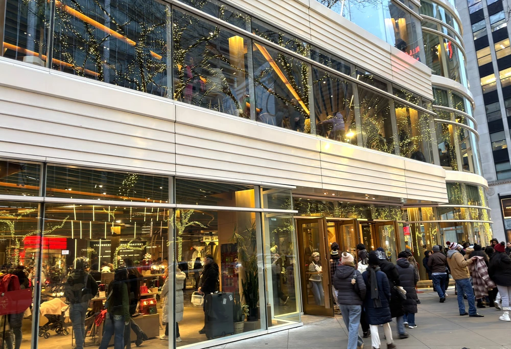 Quán Starbucks lớn nhất thế giới đông khách trong dịp Lễ Tạ ơn - Ảnh 4.