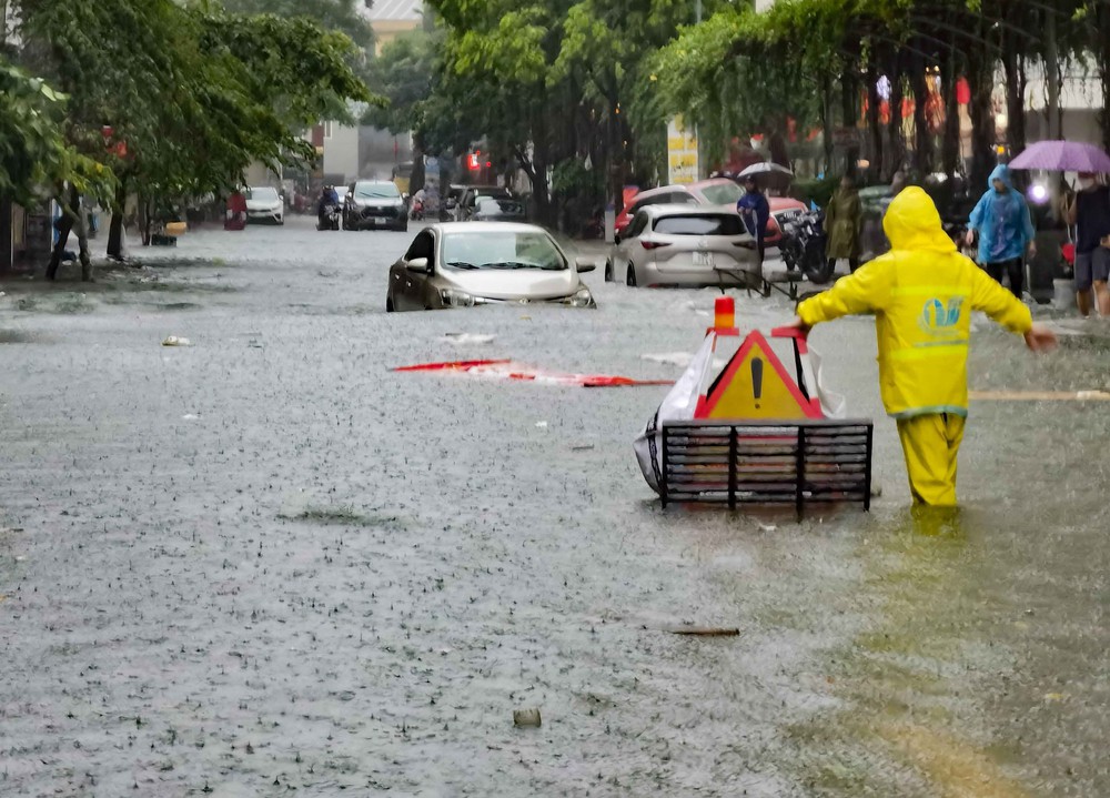 Thích ứng thiên tai "vượt quy luật" - Bài 3: Ngập úng đô thị: Hạ tầng "đuối sức" - Ảnh 1. Thích ứng thiên tai "vượt quy luật" - Bài 3: Ngập úng đô thị: Hạ tầng "đuối sức" - Ảnh 1.