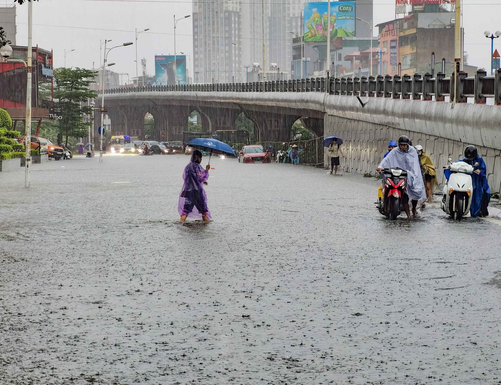 Thích ứng thiên tai "vượt quy luật" - Bài 3: Ngập úng đô thị: Hạ tầng "đuối sức" - Ảnh 4. Thích ứng thiên tai "vượt quy luật" - Bài 3: Ngập úng đô thị: Hạ tầng "đuối sức" - Ảnh 4.