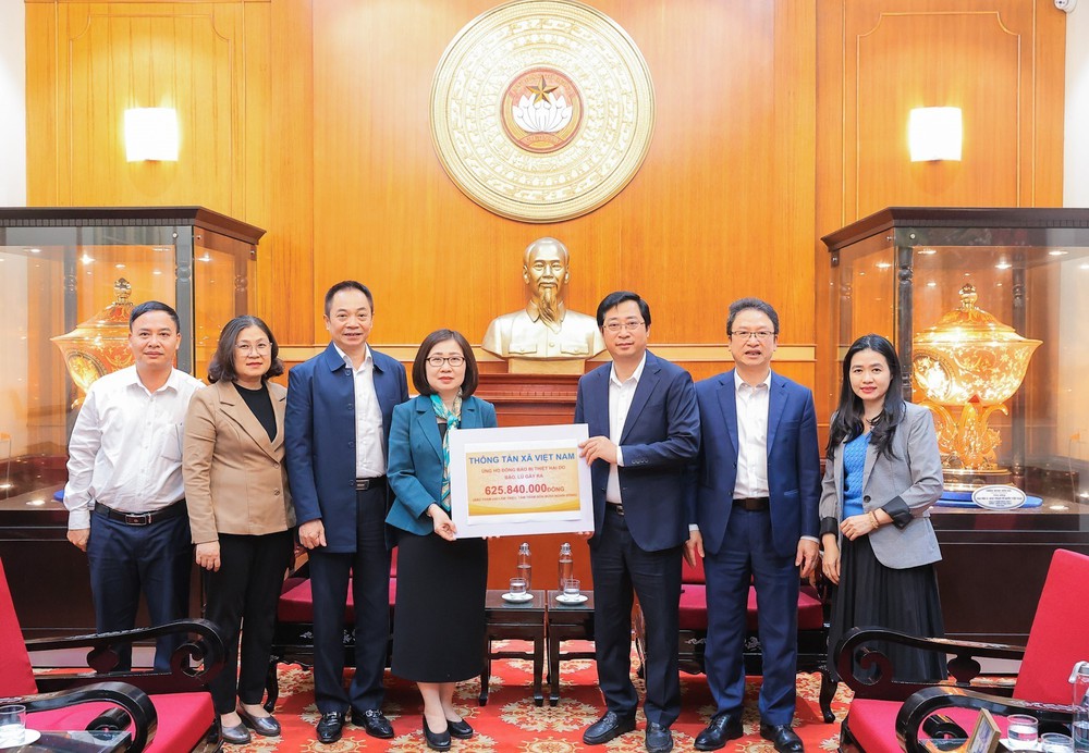 Thông tấn xã Việt Nam ủng hộ đồng bào bị thiệt hại do bão, lũ gây ra - Ảnh 1.