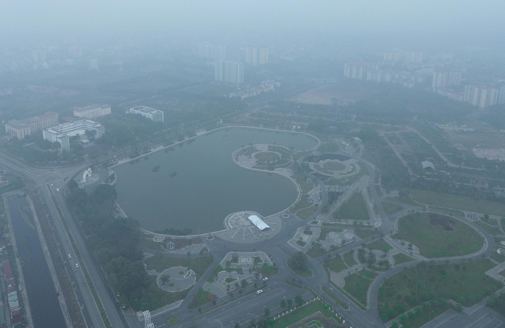 Thủ đô Hà Nội tiếp tục chìm trong bụi mịn và sương mù - Ảnh 3. Thủ đô Hà Nội tiếp tục chìm trong bụi mịn và sương mù - Ảnh 3.