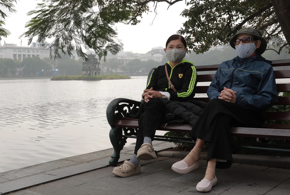 Thủ đô Hà Nội tiếp tục chìm trong bụi mịn và sương mù - Ảnh 13. Thủ đô Hà Nội tiếp tục chìm trong bụi mịn và sương mù - Ảnh 13.