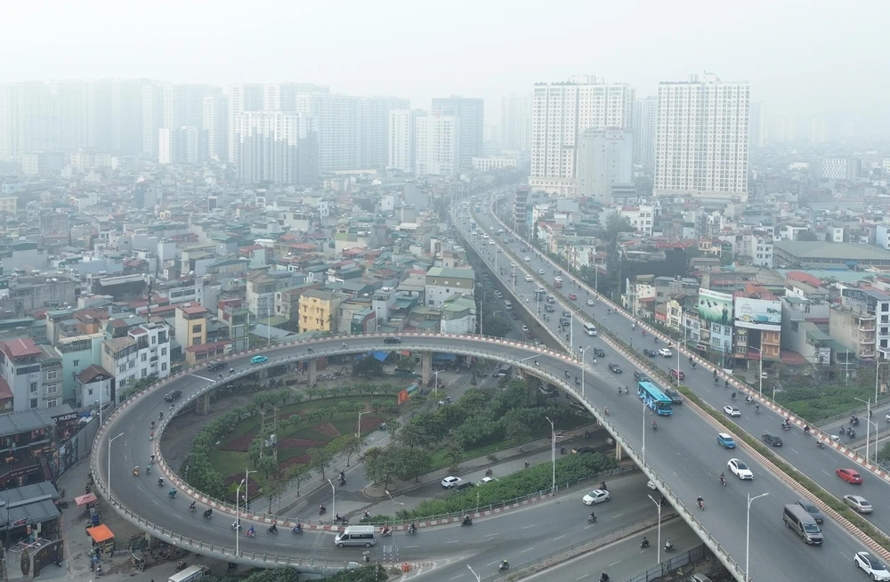 Thủ đô Hà Nội tiếp tục chìm trong bụi mịn và sương mù - Ảnh 2. Thủ đô Hà Nội tiếp tục chìm trong bụi mịn và sương mù - Ảnh 2.