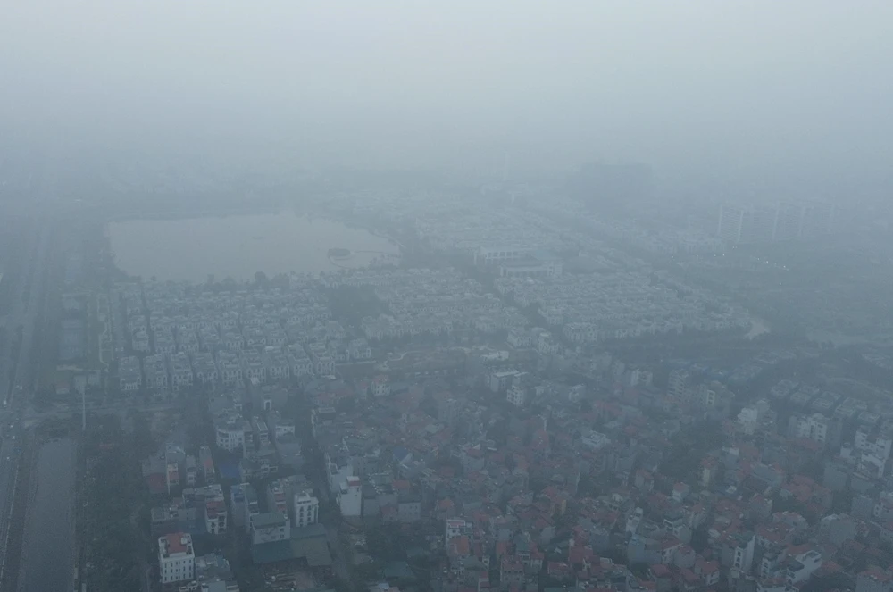 Thủ đô Hà Nội tiếp tục chìm trong bụi mịn và sương mù - Ảnh 11. Thủ đô Hà Nội tiếp tục chìm trong bụi mịn và sương mù - Ảnh 11.