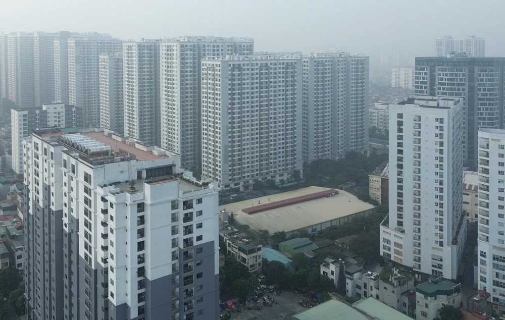 Thủ đô Hà Nội tiếp tục chìm trong bụi mịn và sương mù - Ảnh 4. Thủ đô Hà Nội tiếp tục chìm trong bụi mịn và sương mù - Ảnh 4.