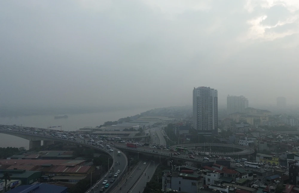 Thủ đô Hà Nội tiếp tục chìm trong bụi mịn và sương mù - Ảnh 1. Thủ đô Hà Nội tiếp tục chìm trong bụi mịn và sương mù - Ảnh 1.
