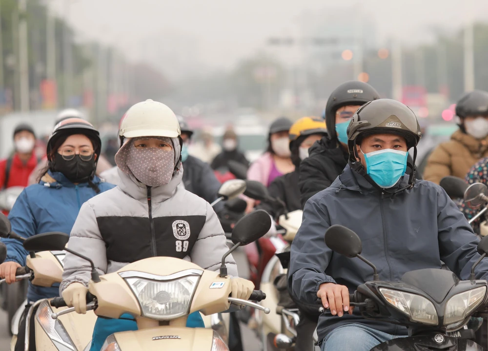 Thủ đô Hà Nội tiếp tục chìm trong bụi mịn và sương mù - Ảnh 12. Thủ đô Hà Nội tiếp tục chìm trong bụi mịn và sương mù - Ảnh 12.