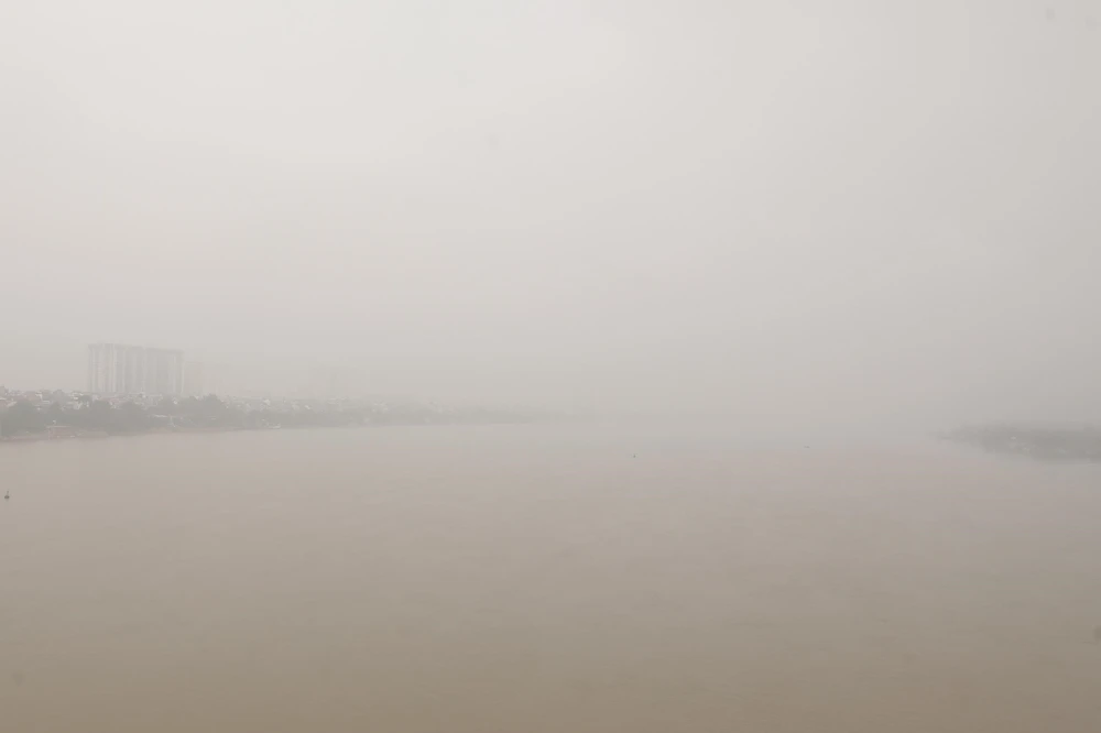 Thủ đô Hà Nội tiếp tục chìm trong bụi mịn và sương mù - Ảnh 9. Thủ đô Hà Nội tiếp tục chìm trong bụi mịn và sương mù - Ảnh 9.
