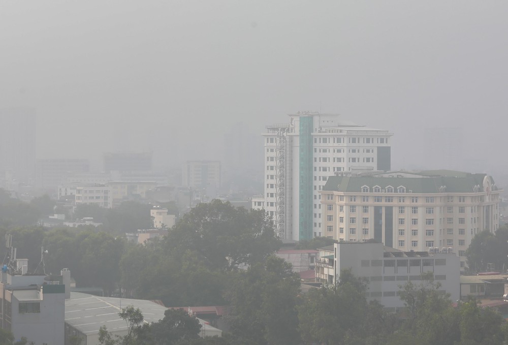 Thủ đô Hà Nội tiếp tục chìm trong bụi mịn và sương mù - Ảnh 6. Thủ đô Hà Nội tiếp tục chìm trong bụi mịn và sương mù - Ảnh 6.